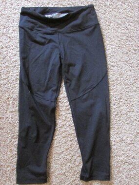 NWOT Victoria Sport Knockout Medium Black Capri Leggings Sheer Scalloped Accent